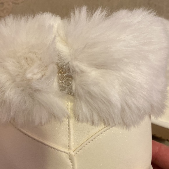 Brand new white faux fur toddler boots - Picture 3 of 3